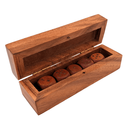 Elegante Holzspielwürfel mit Messingpunkten in personalisierter Box