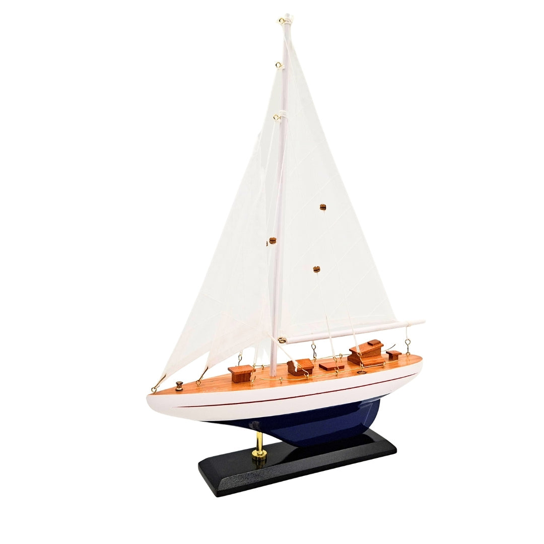 Holzmodell einer Yacht, Höhe 42 cm, mit personalisierbarer Gravur  