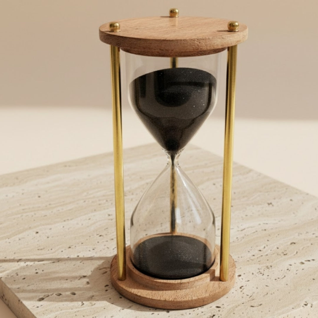 Messing-Holz-Sanduhr 5 Minuten mit personalisierter Gravur – elegante Retro-Dekoration als Geschenk – Höhe 15,5 cm, schwarzer Sand, Messing und Holz