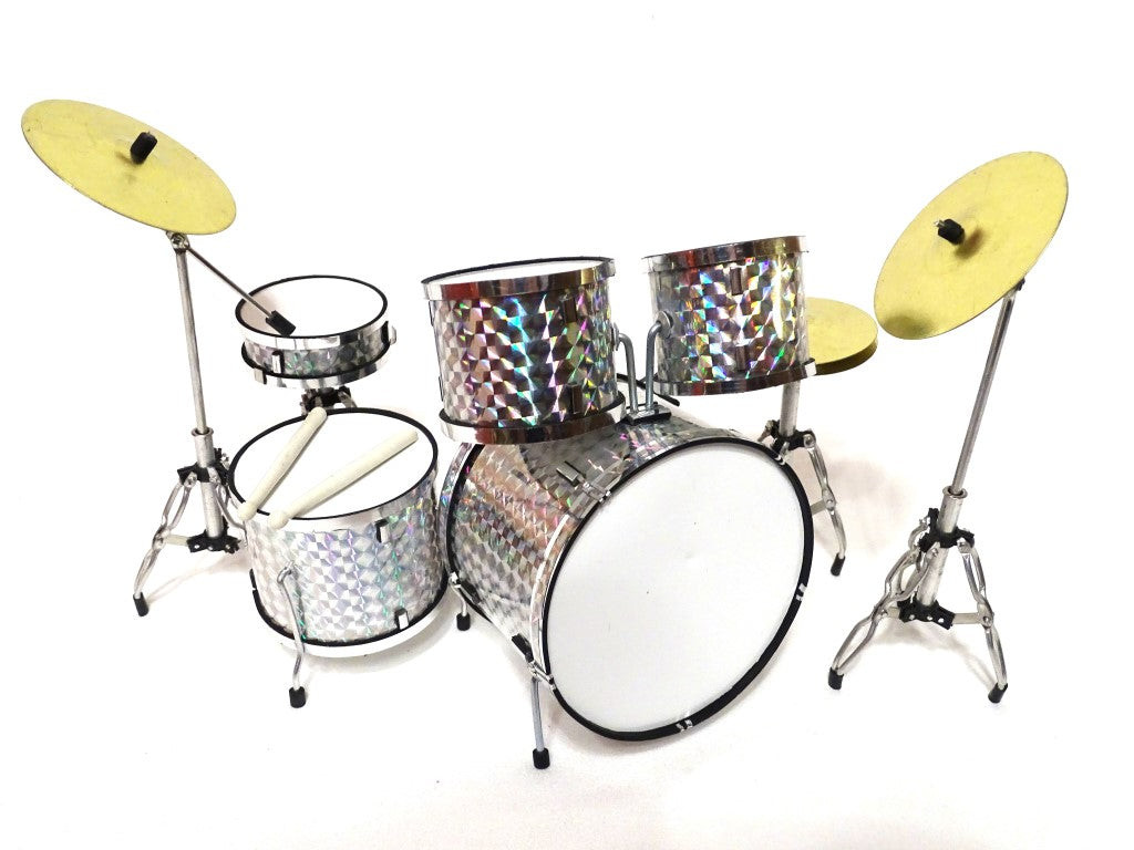 Mini-Sammlerschlagzeug MDR-0039 in silber-chromfarbener Ausführung, Maßstab 1:5, Möglichkeit zur personalisierten Gravur, ideal als Geschenk, Höhe 15 cm, aus Metall und Kunststoff gefertigt