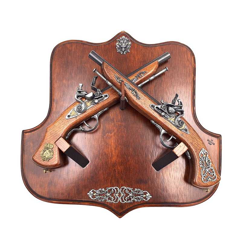 Replik von Steinschloss-Pistolen auf Holzhalter mit Personalisierung durch Gravur – Elegantes Deko-Element als Geschenk für Geschichtsfreunde – Maße 45 x 42,5 cm, Pistolenlänge 37 cm, hohe Verarbeitungsqualität