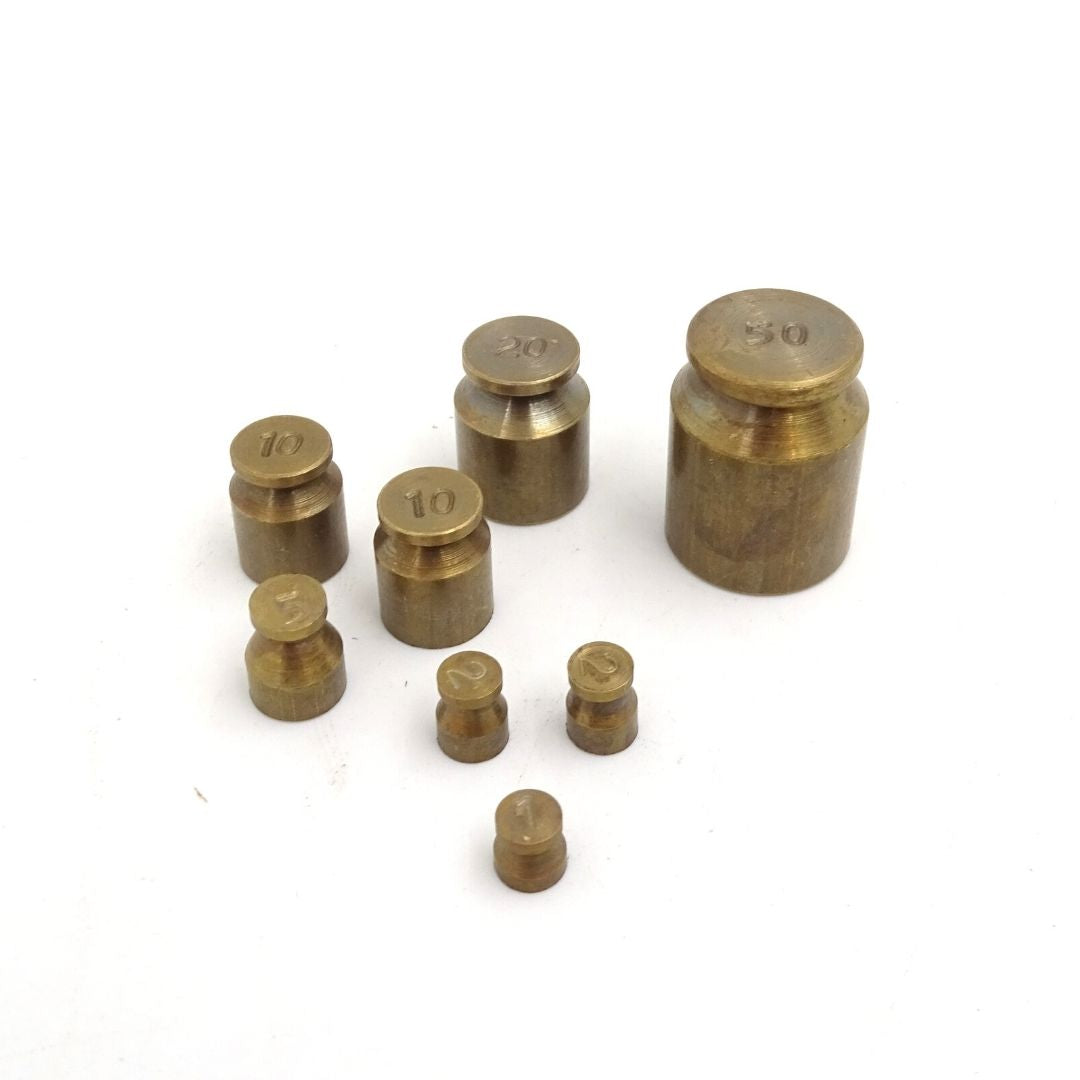 Retro Balkenwaage WSB7 aus Messing auf Holzsockel mit personalisierter Gravur – ideales Geschenk mit 8 Gewichten (1g, 2g, 5g, 10g, 20g, 50g) – Höhe 10 cm, Länge 25,5 cm