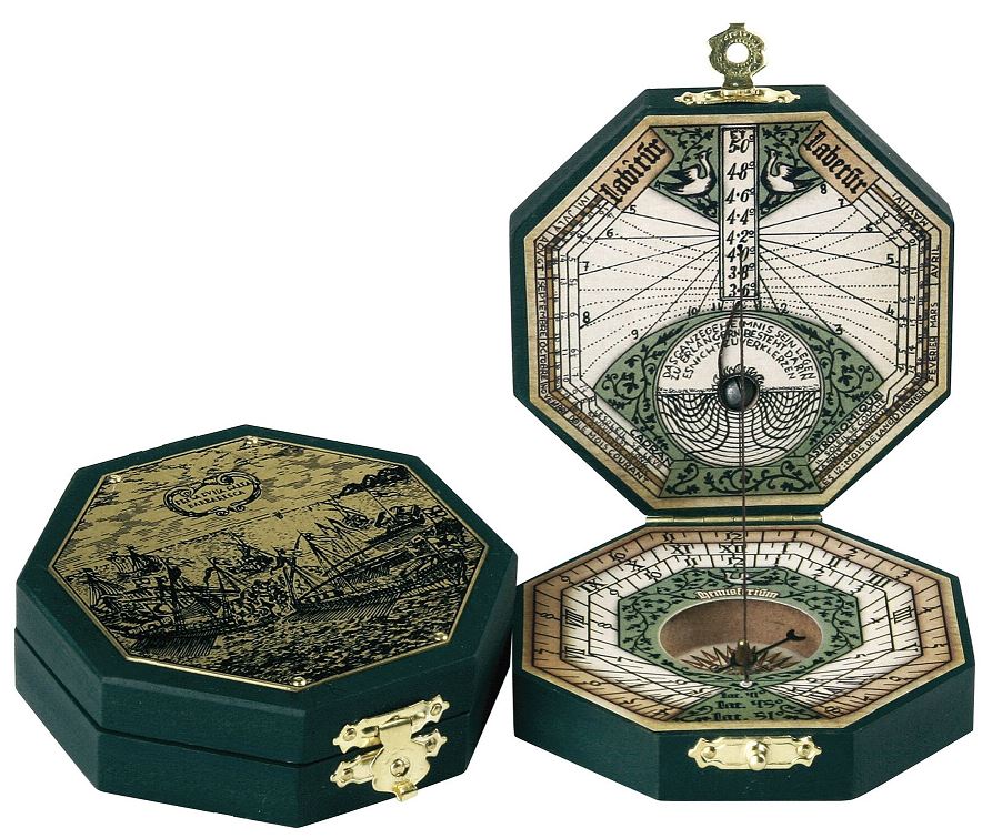 Oktagonale Sonnenuhr und Kompass H06 mit personalisierbarer Gravur – elegantes Geschenk für Navigationsliebhaber, aus Holz und Messing gefertigt, reich verziert, Maße 7,3 x 2 cm
