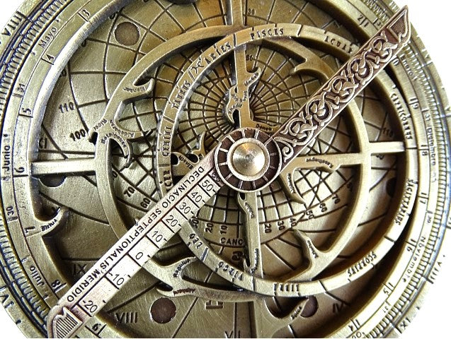 Europäisches Astrolabium H32 – Premium-Renaissance-Replik mit personalisierbarer Gravur – ideales Geschenk mit elegantem Holzsockel – Höhe 12 cm, handgefertigt mit Liebe zum Detail