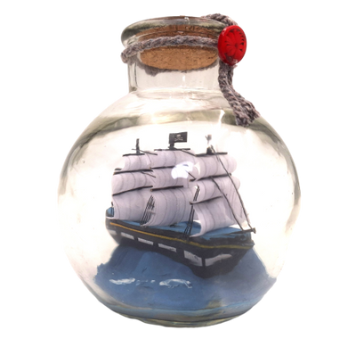 Miniatur-Segelschiff in Flasche mit personalisierbarer Gravur – klassische maritime Dekoration als Geschenk, 10 x 10 x 11 cm  