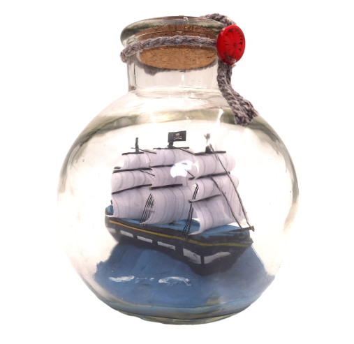 Miniatur-Segelschiff in Flasche mit personalisierbarer Gravur – klassische maritime Dekoration als Geschenk, 10 x 10 x 11 cm  