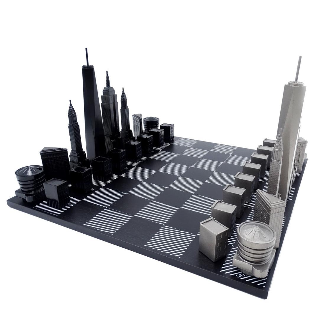 New Yorker Skyline-Schachfiguren aus Edelstahl mit Gravur