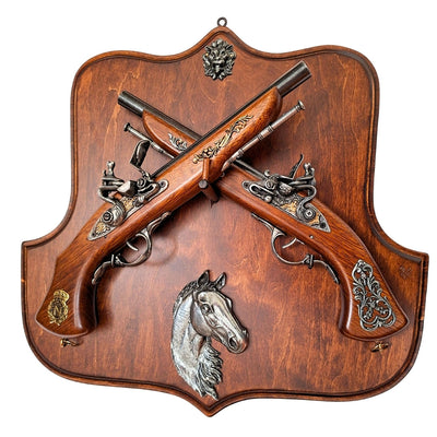 Replik von Steinschloss-Pistolen auf Holzständer mit Gravur-Personalisierung – Perfektes Geschenk für Geschichtsfreunde und Sammler – Hohe Qualität, stabile Konstruktion, elegantes Design 45x44 cm  