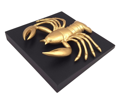 Goldene dekorative Krebs-Figur aus Aluminium mit Möglichkeit der Personalisierung durch Gravur – elegantes Geschenk für jeden Anlass, Maße 29 x 27,5 x 9 cm, schwarzer Holzsockel