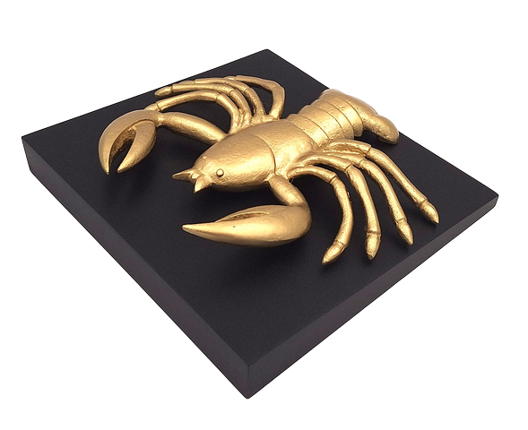 Goldene dekorative Krebs-Figur aus Aluminium mit Möglichkeit der Personalisierung durch Gravur – elegantes Geschenk für jeden Anlass, Maße 29 x 27,5 x 9 cm, schwarzer Holzsockel