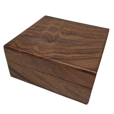 Elegante Holzschachtel mit marineblauem Einsatz 14x14x6,5 cm mit Möglichkeit zur Personalisierung durch Gravur