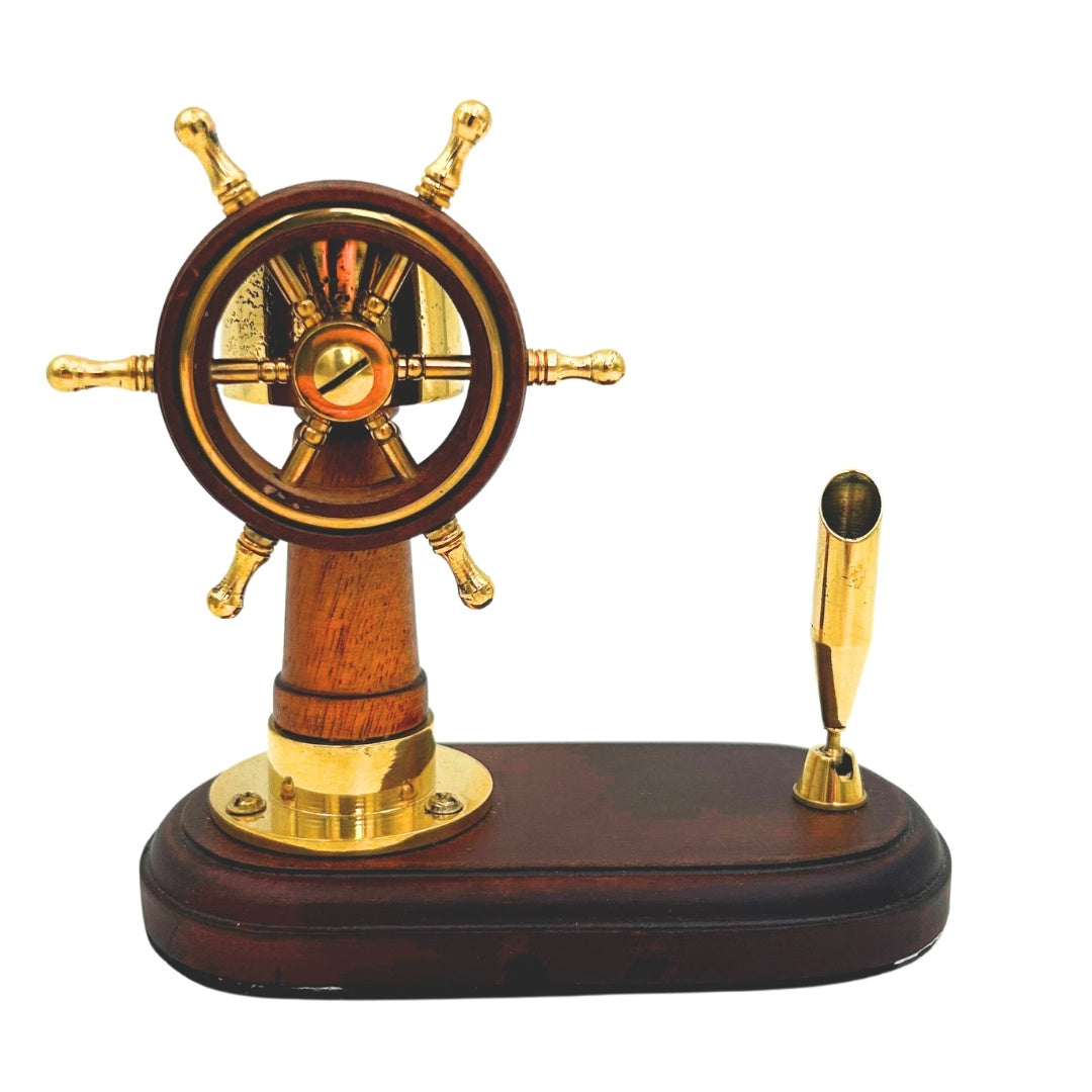 Elegantes Schreibtischset mit Steuerrad und Kompass sowie Stifthalter – Holz und Messing – Gravur-Personalisierung – Perfektes Geschenk für Segler – Höhe 14,5 cm  