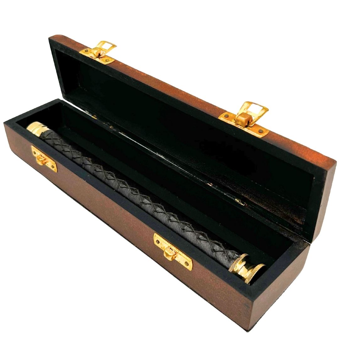 Messing-Lunette mit Leder und personalisierter Gravur in Holzkiste