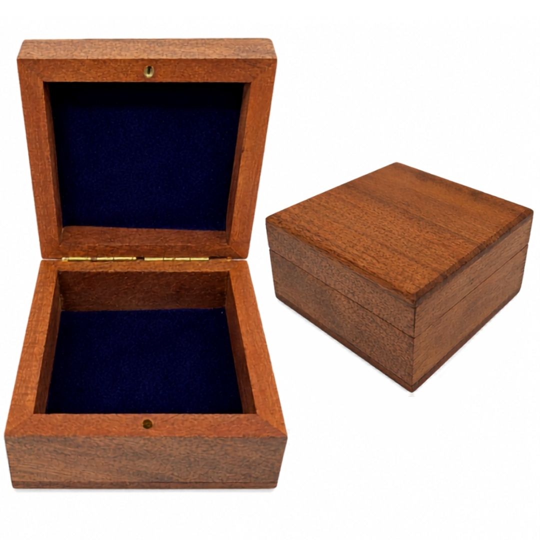 Geschenkbox aus Holz, Schmuckkästchen 8x8cm mit marineblauem Einsatz und Möglichkeit zur Personalisierung durch Gravur