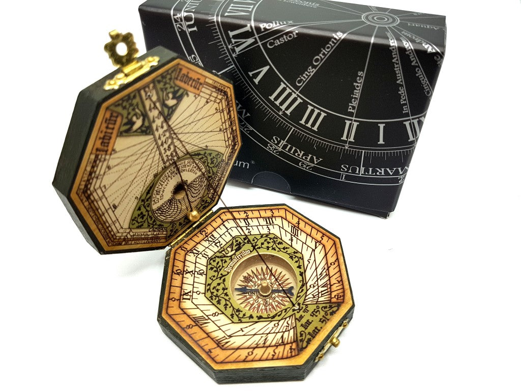 Oktagonale Sonnenuhr und Kompass H06 mit personalisierbarer Gravur – elegantes Geschenk für Navigationsliebhaber, aus Holz und Messing gefertigt, reich verziert, Maße 7,3 x 2 cm