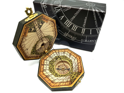 Oktagonale Sonnenuhr und Kompass H06 mit personalisierbarer Gravur – elegantes Geschenk für Navigationsliebhaber, aus Holz und Messing gefertigt, reich verziert, Maße 7,3 x 2 cm
