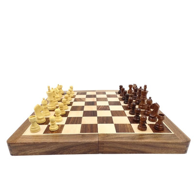 Holzschach 40x40 cm mit Gravur – klappbares Schachbrett aus indischem Palisander in Braun-Beige