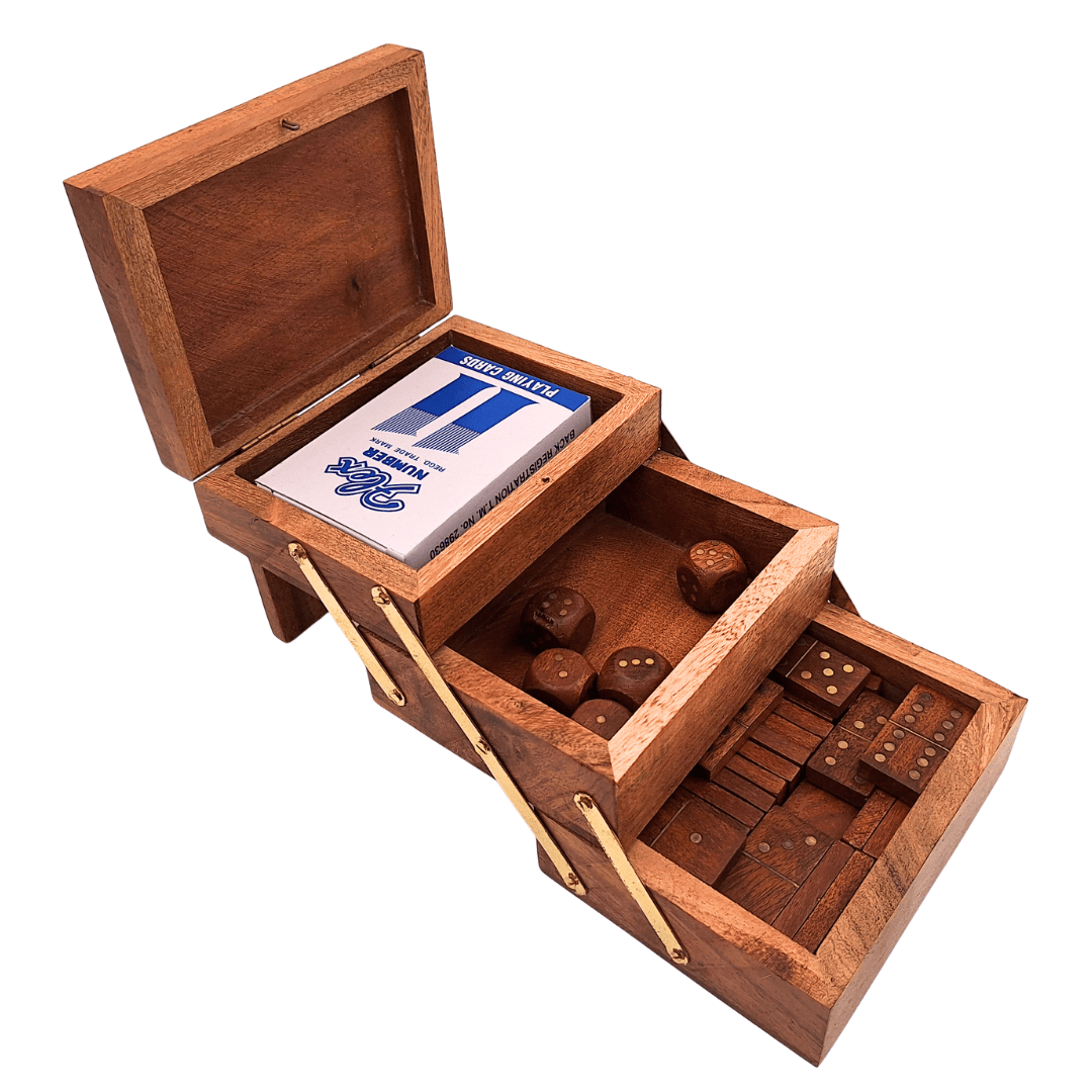 Elegantes 3-in-1 Spieleset mit personalisierter Gravur – Karten, Würfel, Domino in Holzkiste mit Messingverzierungen – Perfektes Geschenk für Spielbegeisterte – Maße 12 x 9,5 x 10,5 cm