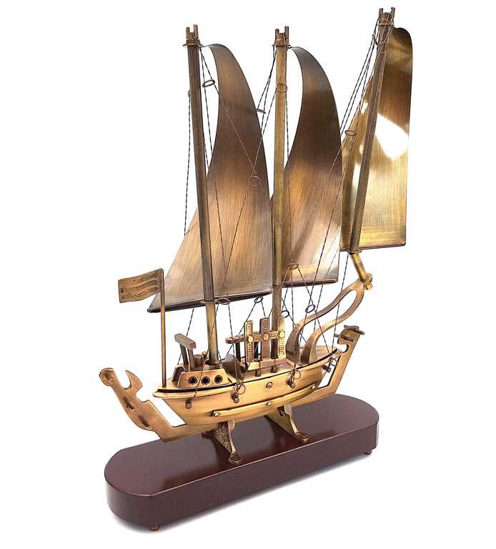Messingschiff auf Holzsockel, 38 cm, mit Gravurmöglichkeit