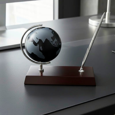 Elegantes Dekorationsset für den Schreibtisch mit personalisierter Gravur – Globus Stifthalter aus verchromtem Metall und dunklem Holz