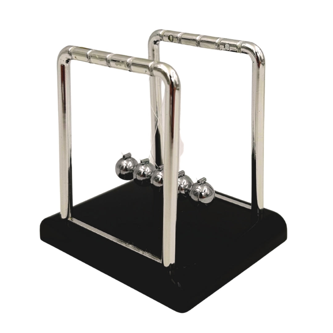 Newtons Pendel mit Gravur – Elegantes Anti-Stress-Gadget für den Schreibtisch, Ideal als Geschenk – Höhe 9 cm, Stahlkugeln, Minimalistisches Design