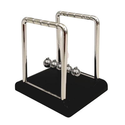 Newtons Pendel mit Gravur – Elegantes Anti-Stress-Gadget für den Schreibtisch, Ideal als Geschenk – Höhe 9 cm, Stahlkugeln, Minimalistisches Design