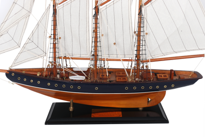Modell des Schoners Atlantic 72 cm – Replik des legendären Schiffes mit personalisierbarer Gravur – ideales Geschenk für Segelliebhaber – aus Holz mit Stoffsegeln gefertigt