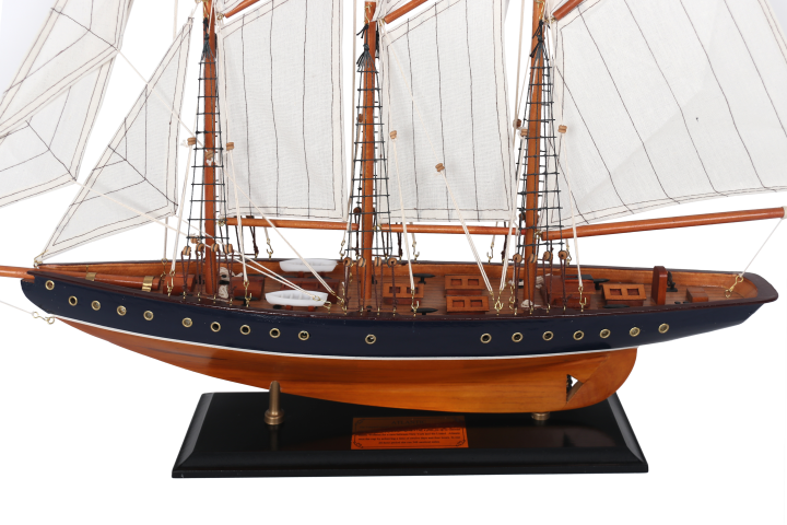 Modell des Schoners Atlantic 72 cm – Replik des legendären Schiffes mit personalisierbarer Gravur – ideales Geschenk für Segelliebhaber – aus Holz mit Stoffsegeln gefertigt