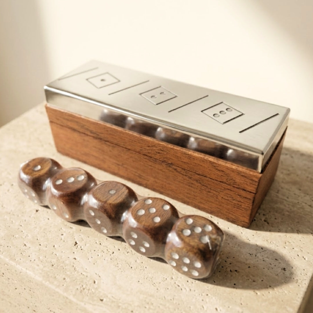 Würfelspiel mit personalisierter Gravur in Holzkiste mit Metalldeckel, ideal als Geschenk – G1117, 12,5x4,5x4,5 cm