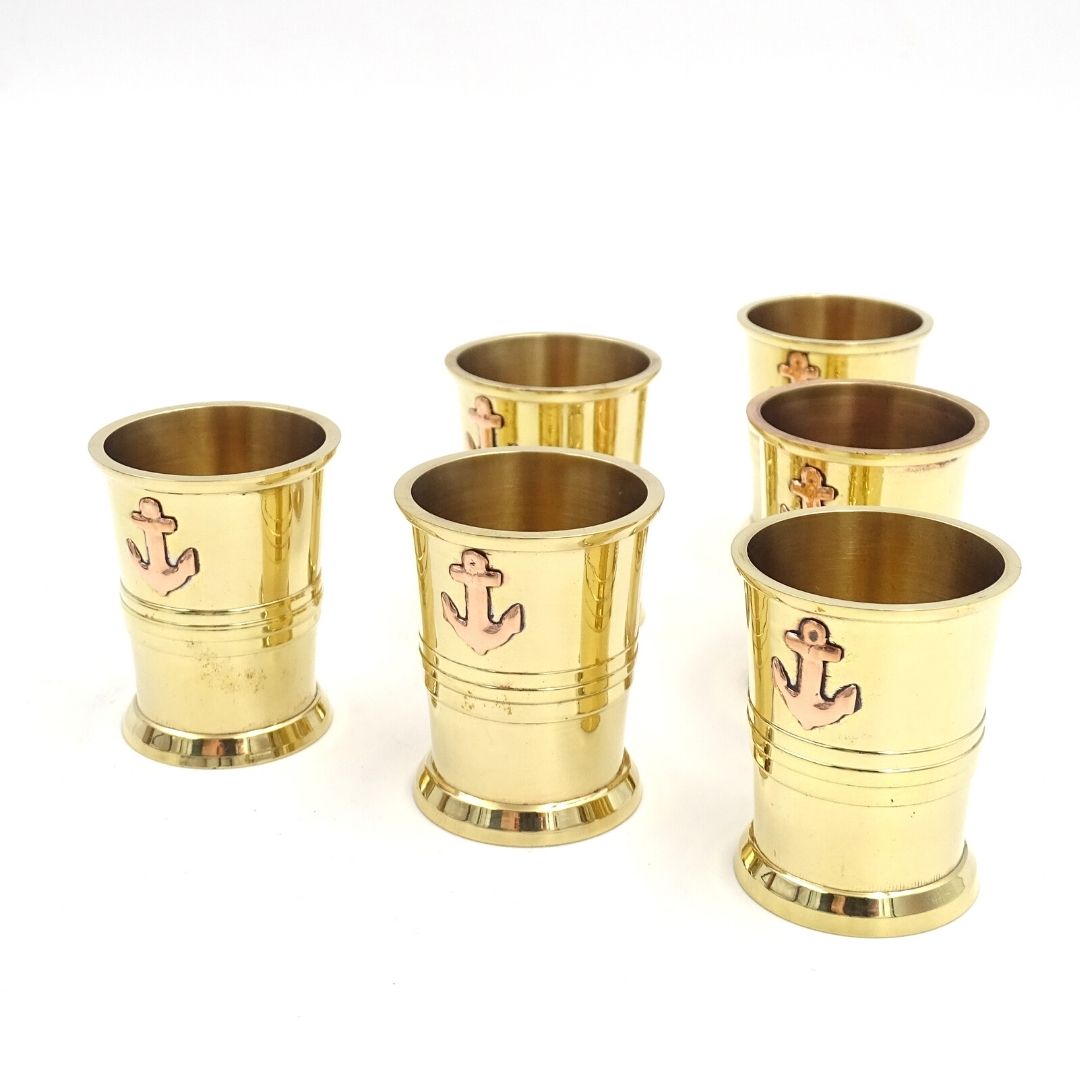 Set aus 6 Metallbechern mit Anker in einer Holzkiste - ideal als Geschenk mit Möglichkeit zur Personalisierung durch Gravur - goldfarbenes Messing, Fassungsvermögen 50ml, elegantes Design für Liebhaber maritimer Themen