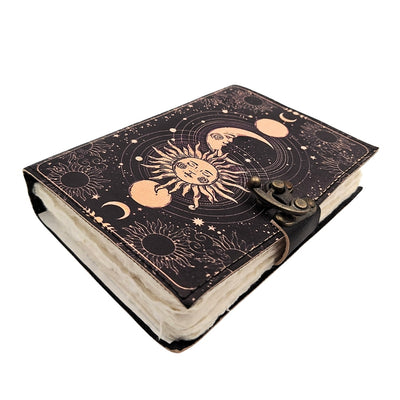 Dekoratives Leder-Notizbuch Sonne und Mond 200 Seiten mit Personalisierung durch Gravur, marineblau, aus Ziegenleder, ideal als Geschenk