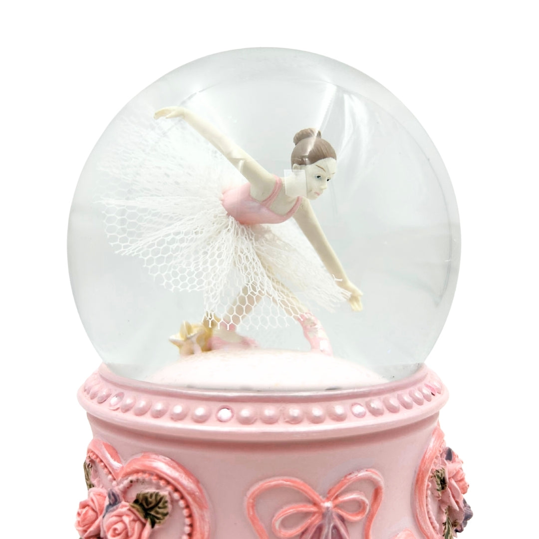Tanzende Ballerina in einer 15 cm Glaskugel mit personalisierter Gravur – Elegante Spieluhr mit pastellfarbenem Sockel und Melodie Schwanensee