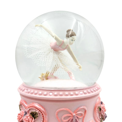 Tanzende Ballerina in einer 15 cm Glaskugel mit personalisierter Gravur – Elegante Spieluhr mit pastellfarbenem Sockel und Melodie Schwanensee