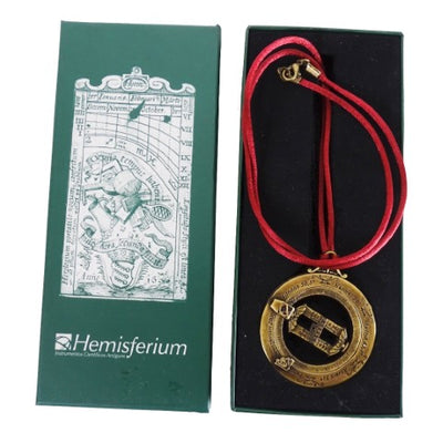Miniatur Sonnenuhr H90 mit astronomischen Ringen, personalisierte Gravur, ideales Geschenk, bordeauxrotes Band, gefertigt aus Zinklegierung und Messing, Durchmesser 45 mm