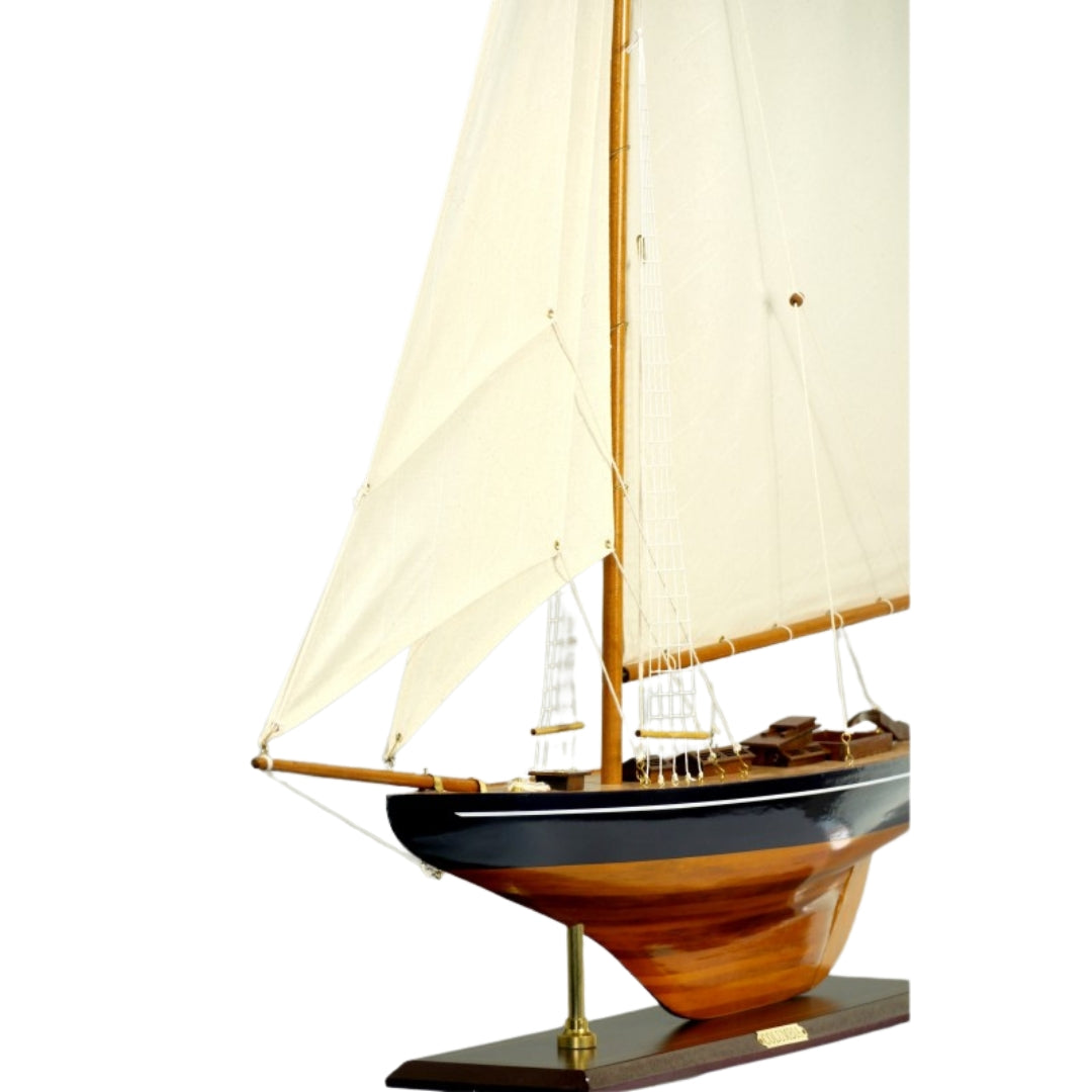 Modell der Yacht Columbia mit Gaffelsegel, Höhe 104 cm, aus Holz, mit Personalisierung durch Gravur
