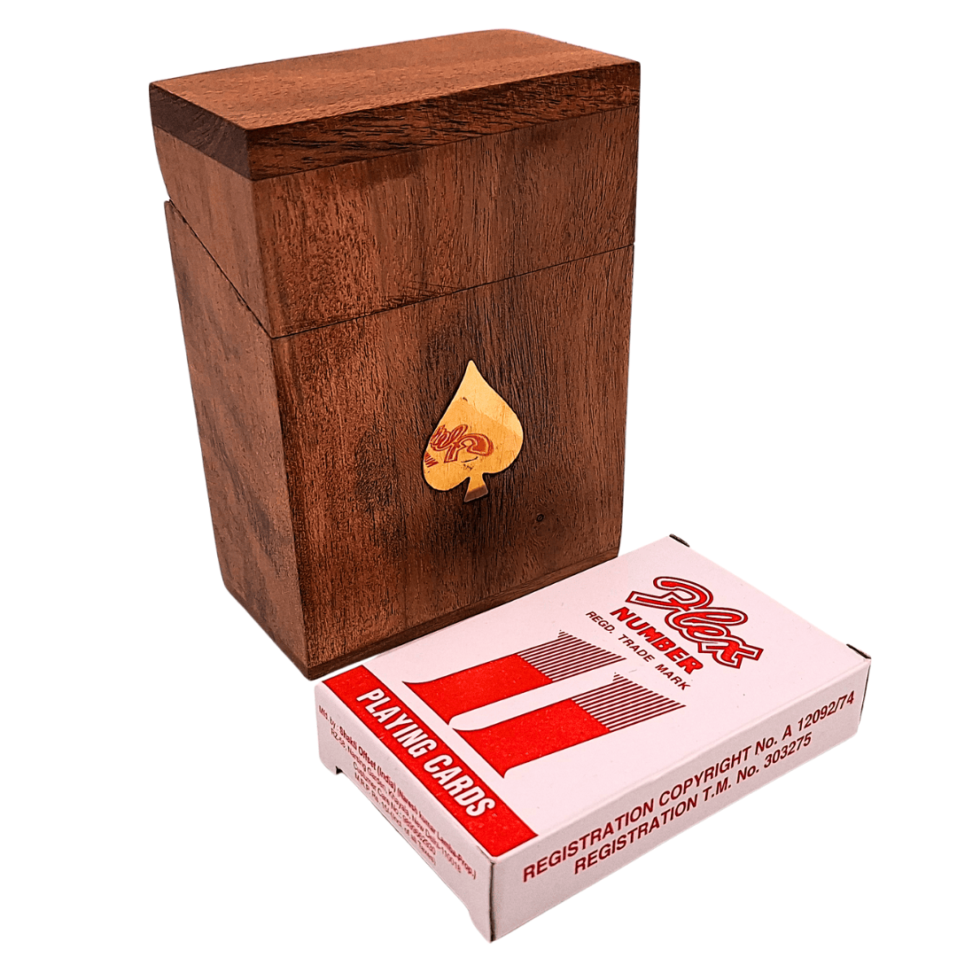 Elegantes Kartenspiel in Holzbox mit Gravur  