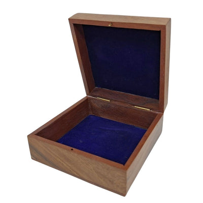 Elegante Holzschachtel mit marineblauem Einsatz 14x14x6,5 cm mit Möglichkeit zur Personalisierung durch Gravur