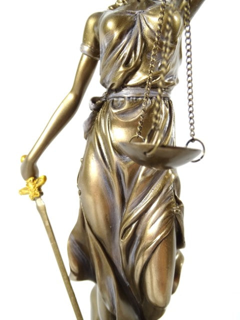 Temida-Figur 35 cm mit der Möglichkeit der Personalisierung durch Gravur - elegantes Geschenk für Juristen, Richter oder Rechtsanwälte, gefertigt aus Polyresin in goldener Farbe mit antikem Finish