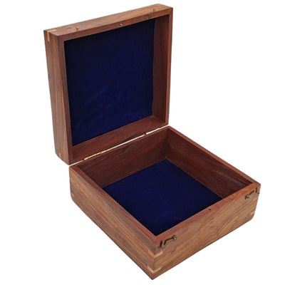 Elegante Geschenkbox aus Holz 20x20x11 cm mit marineblauem Einsatz und Option zur Personalisierung durch Gravur