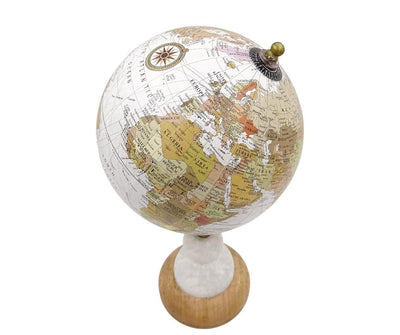 Dekorativer Globus Voyager auf Marmor-Holz-Sockel mit Gravur-Personalisierung – Elegantes Geschenk für Reisebegeisterte, Höhe 32 cm, Durchmesser 15,5 cm, Weiße Karte mit bunten Kontinenten