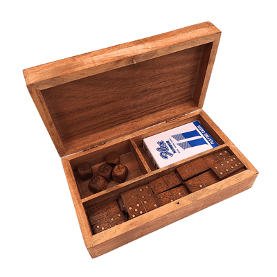 3-in-1 Spieleset in eleganter Holzkiste mit Gravurpersonalisierung - Karten, Domino, Würfel - Perfektes Geschenk für Gesellschaftsspiel-Liebhaber - Maße: 22,5 x 13 x 6 cm, Akazie mit Messingverzierungen
