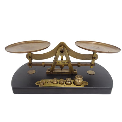 Retro Balkenwaage WSB7 aus Messing auf Holzsockel mit personalisierter Gravur – ideales Geschenk mit 8 Gewichten (1g, 2g, 5g, 10g, 20g, 50g) – Höhe 10 cm, Länge 25,5 cm