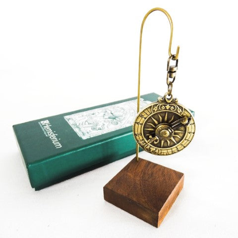Miniatur Sonnenuhr H91 aus dem 16. Jahrhundert mit der Möglichkeit der Personalisierung durch Gravur