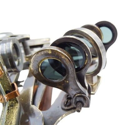 Messing-Sextant mit Gravur in Lederbox – Replik von 1917, ideal als Geschenk für Segler und Astronomen, Maße 13x12x6 cm, Antik, Material: Messing und Glas