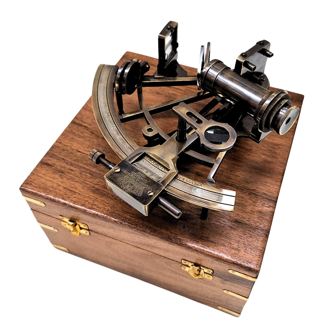 Messing-Sextant mit Gravur in Holzkiste