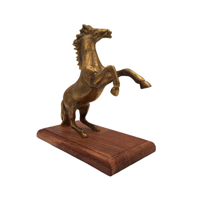 Aluminium-Pferdefigur auf Holzsockel mit personalisierbarer Gravur – elegantes Geschenk in Gold- und Brauntönen, Höhe 27,5 cm