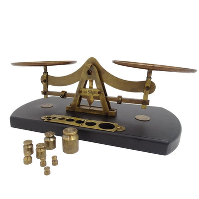Retro Balkenwaage WSB7 aus Messing auf Holzsockel mit personalisierter Gravur – ideales Geschenk mit 8 Gewichten (1g, 2g, 5g, 10g, 20g, 50g) – Höhe 10 cm, Länge 25,5 cm