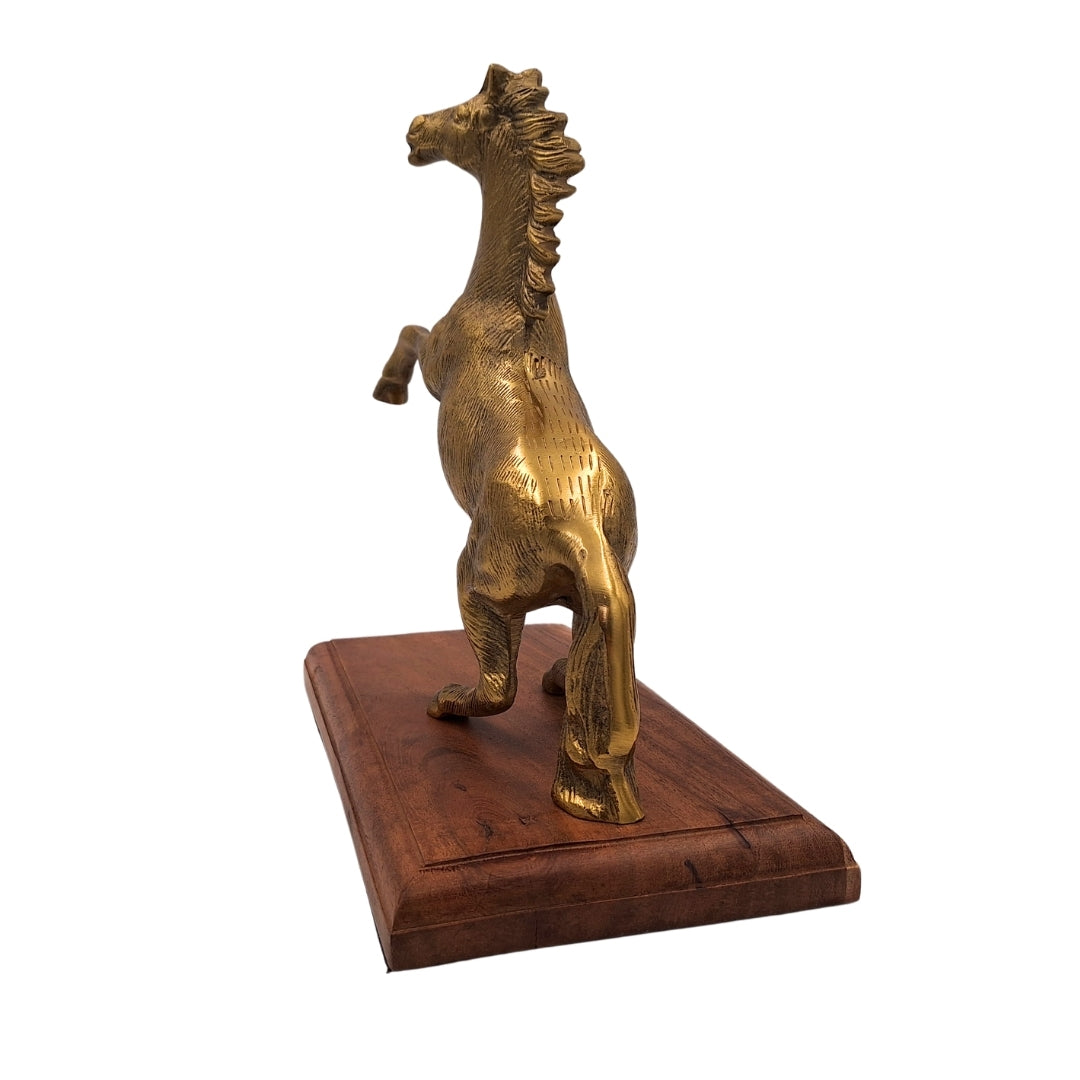 Aluminium-Pferdefigur auf Holzsockel mit personalisierbarer Gravur – elegantes Geschenk in Gold- und Brauntönen, Höhe 27,5 cm
