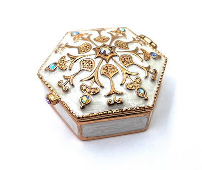 Elegante Metall-Geschenkbox mit Kristallen B0035-08WH, Weiß-Gold, personalisierbare Gravur, ideal für Schmuck und Kleinigkeiten, 5x5x2 cm  
