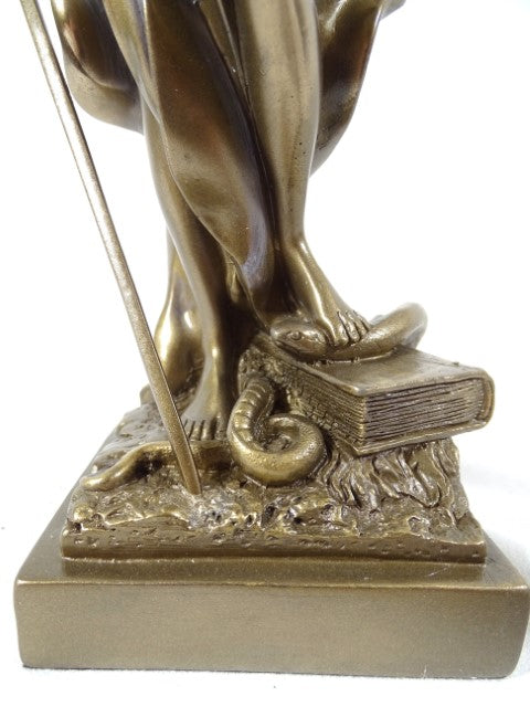 Temida-Figur 35 cm mit der Möglichkeit der Personalisierung durch Gravur - elegantes Geschenk für Juristen, Richter oder Rechtsanwälte, gefertigt aus Polyresin in goldener Farbe mit antikem Finish